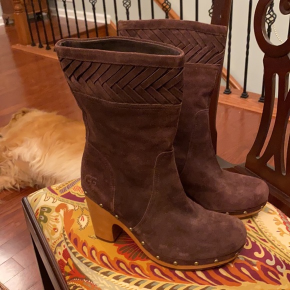 UGG Shoes - UGG Brown suede boots. EUC. Size 9.